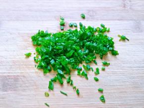 小葱去皮洗干净，切葱花。(只用葱叶)