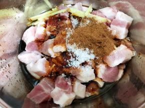 加入全部腌肉料拌匀