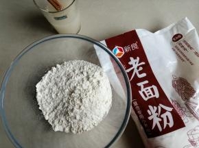 酵母和糖倒入温水中，用筷子搅拌均匀