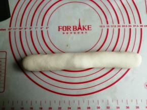 将面团揉成长条形