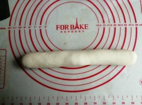 将面团揉成长条形