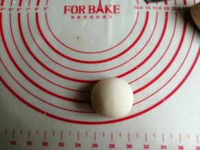 将每一份面团揉成圆形，大概揉了50下，未操作的面团，盖上保鲜膜，防止风干