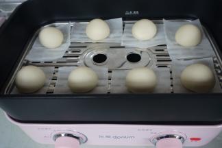 放到东菱多功能锅的蒸架上，室温低的话，在蒸锅中加入温热水，让馒头胚在温暖处发酵25分钟左右