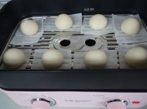 放到东菱多功能锅的蒸架上，室温低的话，在蒸锅中加入温热水，让馒头胚在温暖处发酵25分钟左右