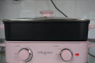 冷水上锅蒸（等馒头发酵好后，锅里的水已经不热了，就直接用这些水蒸馒头即可），水烧开后，转中火继续蒸12分钟左右，蒸制时间要看馒头大小而定。