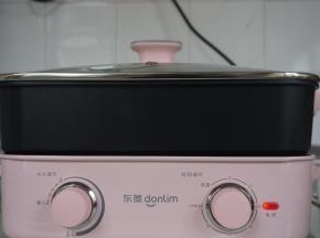 冷水上锅蒸（等馒头发酵好后，锅里的水已经不热了，就直接用这些水蒸馒头即可），水烧开后，转中火继续蒸12分钟左右，蒸制时间要看馒头大小而定。