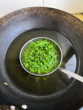 开水下锅，煮五分钟