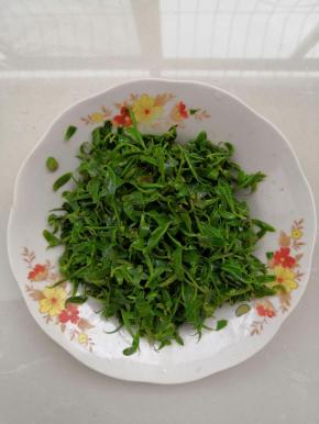 捞出来，拧干水，放葱花，加盐，生抽，花椒油，拌匀即可。