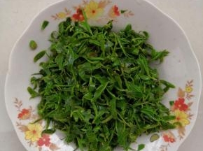 捞出来，拧干水，放葱花，加盐，生抽，花椒油，拌匀即可。
