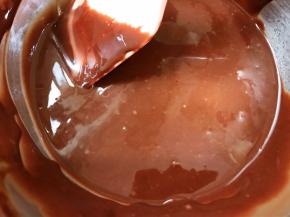 翻拌均匀，蛋黄糊就完成啦