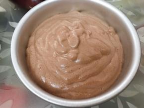 倒入六寸模具里震平表面