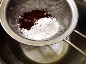 筛入低筋粉和可可粉