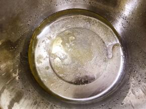 盆里加入水，玉米油，白糖15克