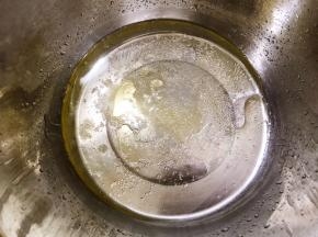 盆里加入水，玉米油，白糖15克