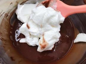 分三次把蛋白跟蛋黄糊混合均匀