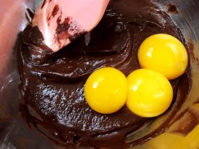 鸡蛋分离，蛋黄加入可可面糊里