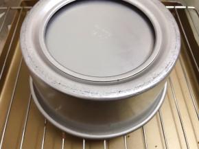 出炉震出热气后倒扣在烤架上晾凉