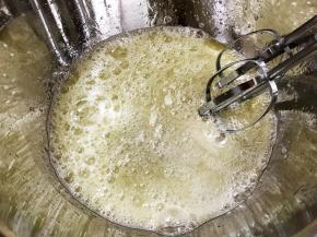 蛋清放入无油无水无蛋黄的盆里，加入剩余的白糖，打蛋器中高速开始打发