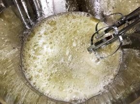 蛋清放入无油无水无蛋黄的盆里，加入剩余的白糖，打蛋器中高速开始打发