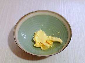 黄油提前取出，室温软化，放入大口器具中。