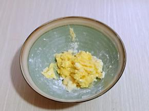 用硅胶铲搅拌均匀，电动打蛋器打至黄油蓬松，体积变大，颜色变淡即可。