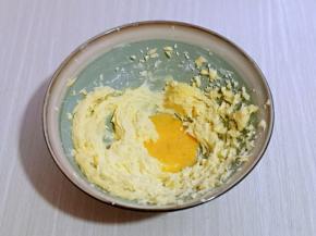 分两次加入全蛋液，继续启动电动打蛋器，打至蛋液与黄油完全融合，再加入一半蛋液，同样打至完全融合即可。