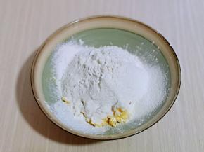筛入低筋面粉。