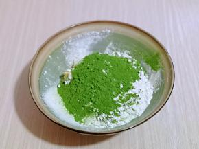 再筛入菠菜粉。