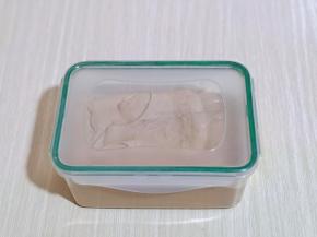 盖上盖子，放入冰箱冷冻6小时左右。