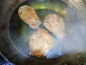 面筋放入沸水中焯烫十秒捞出，放入碗里用勺子背使劲按压把多余的水分和油分压出