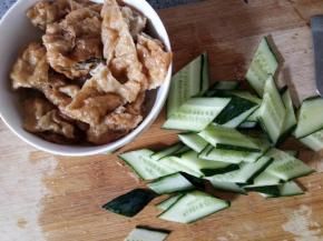 油面筋切块，黄瓜切片