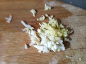 葱姜切碎，照片拍糊了