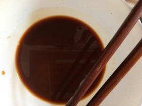 生抽，蚝油，白糖，淀粉和盐放在碗里加半碗水调匀备用。
