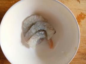 虾去壳去虾线，家里就剩了五只，大家可以多放几个，哈哈