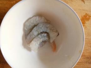 虾去壳去虾线，家里就剩了五只，大家可以多放几个，哈哈