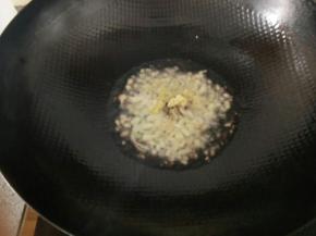 然后放入葱姜末爆香。
