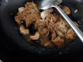 虾仁放进去炒红，再放入面筋和木耳一起放入炒匀，加半碗水炖煮到水开。