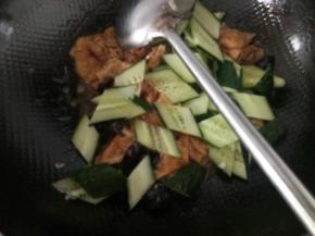 再把上面调的碗汁倒入，把黄瓜放入收汁至浓稠就好了。