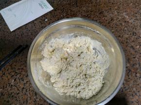 再加入适量的水，搅成棉絮状。 (每家面粉吸水量都不同，如果偏干，可以再适量加少许水。配料表中的水量是参考值。
