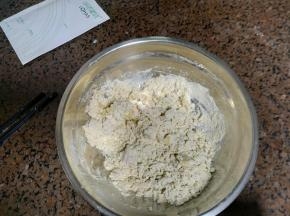 再加入适量的水，搅成棉絮状。 (每家面粉吸水量都不同，如果偏干，可以再适量加少许水。配料表中的水量是参考值。
