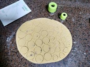 然后用模具压出来小片来。