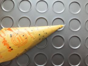 装入裱花袋，挤入烤盘