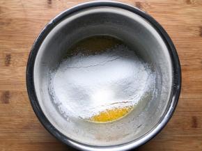 筛入低筋面粉搅拌均匀