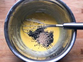 加入黑芝麻和白芝麻，搅拌均匀