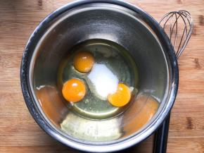 鸡蛋和白砂糖混合搅拌均匀