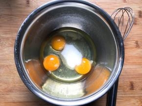 鸡蛋和白砂糖混合搅拌均匀