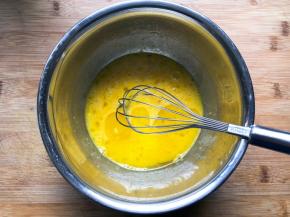 加入玉米油混合搅拌均匀