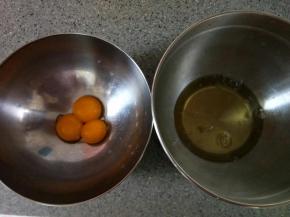 分离蛋清蛋黄，把蛋清盆子放入冷冻