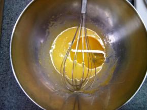 再放玉米油和牛奶并分次用手抽完全搅拌均匀充分乳化