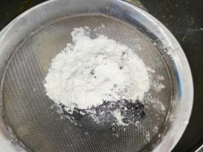 把低筋粉和蝶豆花粉混合过筛筛入蛋黄糊